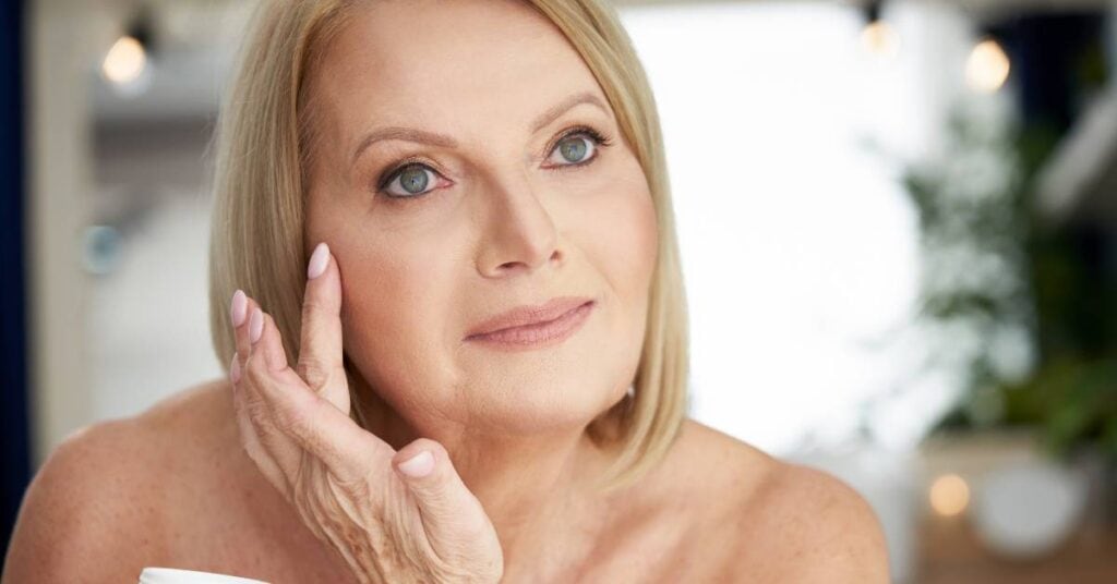 anti aging – jak opóźnić procesy starzenia skóry kobieta nakładająca krem